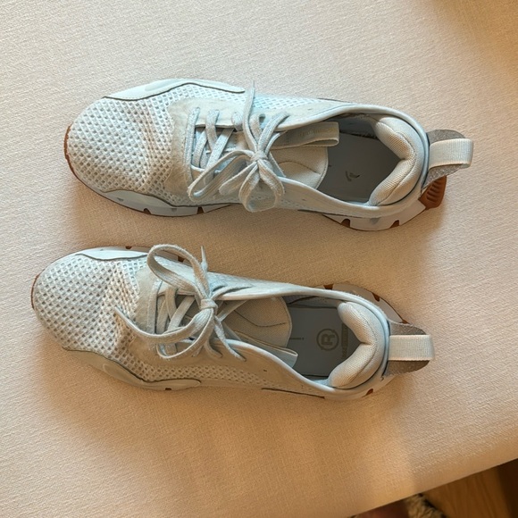 Reebok sneakers light blue. Gum sole bottoms. Size 9.5 - Picture 2 of 4